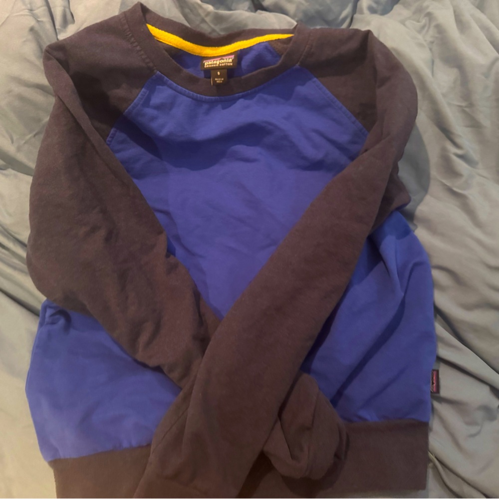 Navy sleeves. Royal blue center. Bright and vibrant but my photos stink!